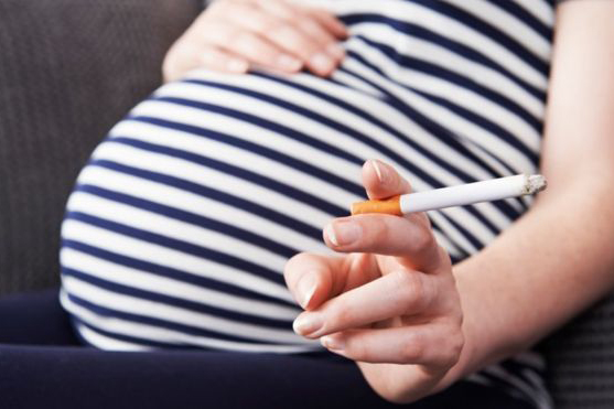 20190909-pregnant-woman-with-cigarette