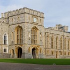 800px-Windsor_Castle_Upper_Ward_Quadrangle_2_-_Nov_2006