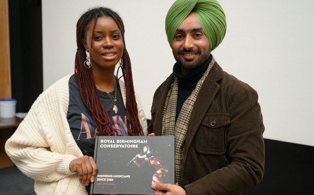 Birmingham City University music industries student Corinne Stewart presents Satinder Sartaaj with a gift from Royal Birmingham Conservatoire credit NRP for BCU