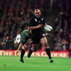 All Black Jonah Lomu slips a South African tackle
