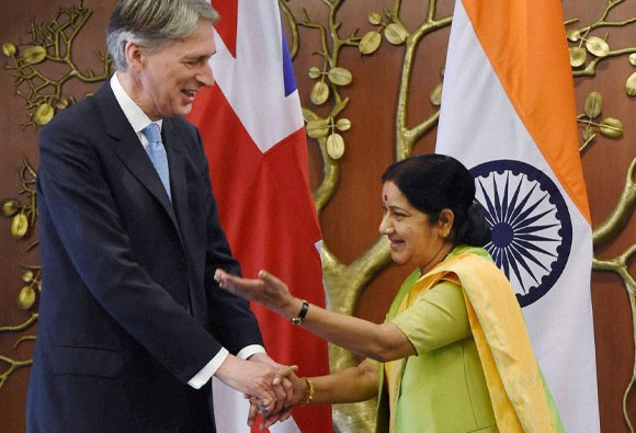 external-affairs-minister-sushma-swaraj-shakes-hands-with-british-foreign-secretary-philip-hammond-14262278347211