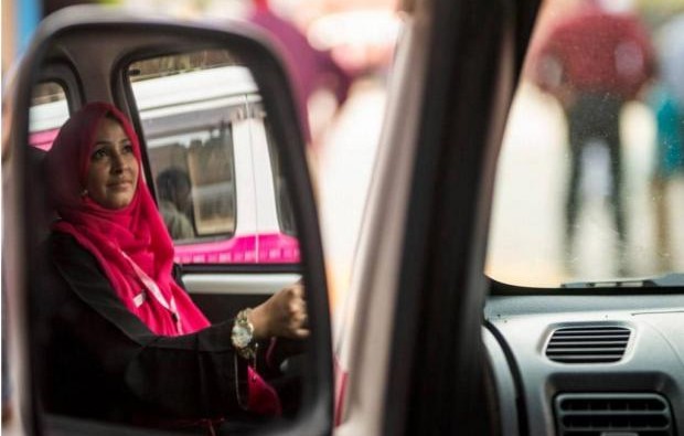 pink-taxis-pakistan-01