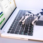 robots-hand-typing-on-keyboard_RPA