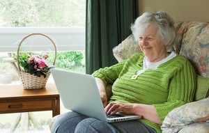 s300_older_lady_using_laptop